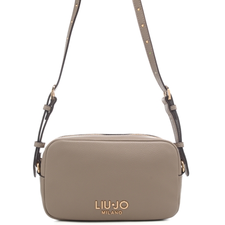 borsa a tracolla da donna con texture martellata e logo lettering sul fondo beige 