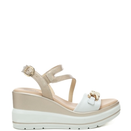 scarpe alte da donna con dettagli in metallo applicati sulla fascia frontale bianco beige 