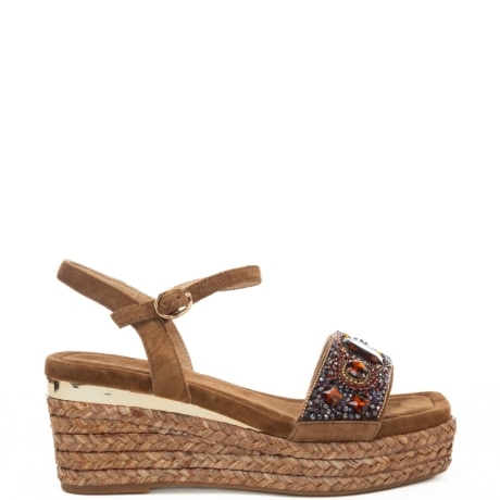 scarpe alte da donna in suede con borchie e pietre applicate sulla fascia frontale caramello