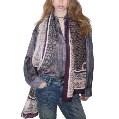 Stola animalier con cinturini bordeaux
