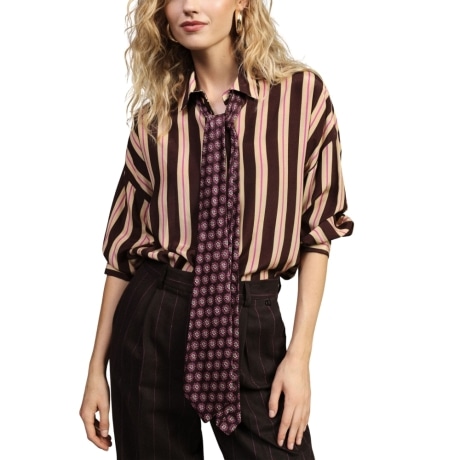 camicia a righe con maniche lunghe e colletto classico