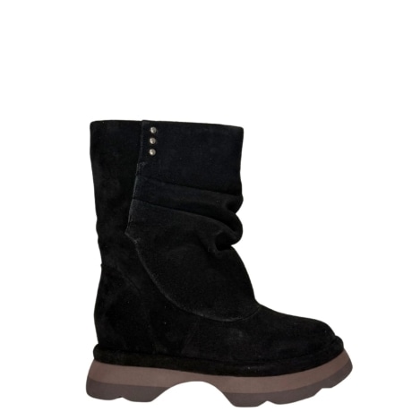 Stivaletto da Donna in Camoscio Nero con Borchie e Suola Contrastante