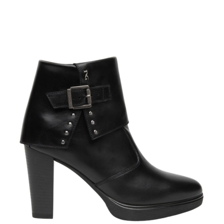 Tronchetto Elegante Donna in Pelle Nera con Fibbia e Borchie